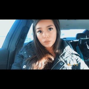 Meet your Posher, Larissa